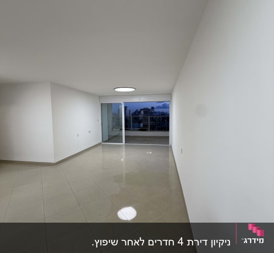 רצפה נקייה בחדר ריק עם חלון גדול